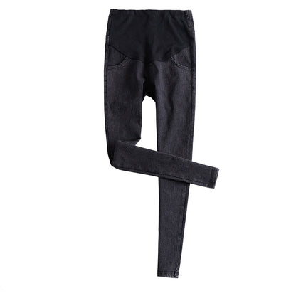 ブラックのマタニティデニムロングパンツの全身着用イメージ
