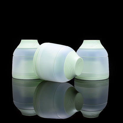 ピンクとグリーン2色の3層ミルクケースを並べたカラーバリエーション写真
