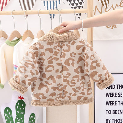 後ろ姿が見えるベージュ迷彩柄ボアキッズジャケット 背中全体を覆うあったか長袖子ども冬コート
