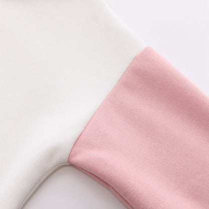 カンガルーポケットとプリント位置が分かるスウェットパーカーのクローズアップ
