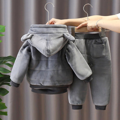 ハンガーに掛けられたシルバーフォックスベルベット素材の子ども冬用セットアップ全体
