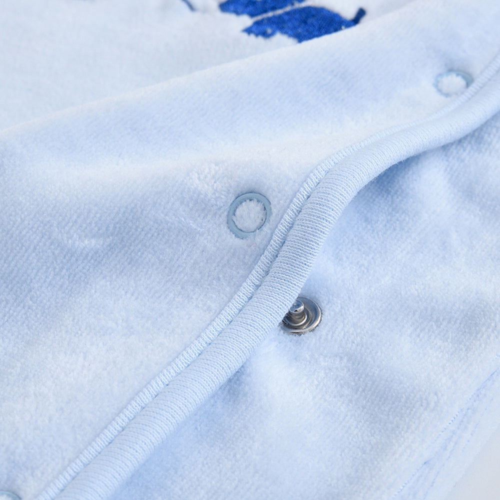 ライトブルー生地に付いたスナップボタン部分の縫製とディテールが分かるアップ画像
