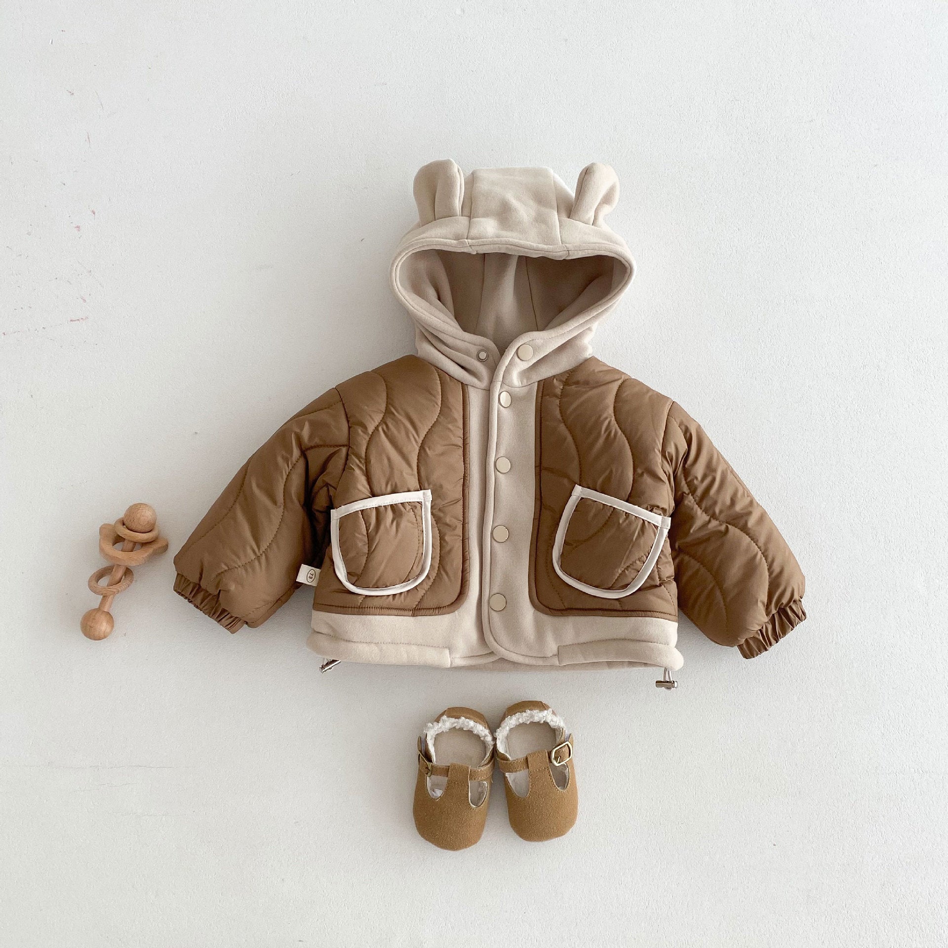 フード裏のもこもこ素材が見えるベビー用厚手ジャケットのクローズアップ
