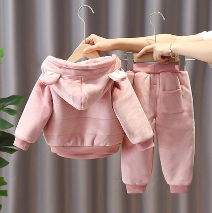 ベストとトップスとパンツを重ねた立体感のあるコーディネートイメージ
