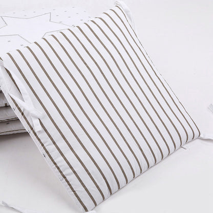 コンピューター刺繍仕上げのベビーベッドガード
