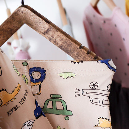 ベージュ生地に車やトラックのイラストが並んだ子どもパジャマのプリント拡大
