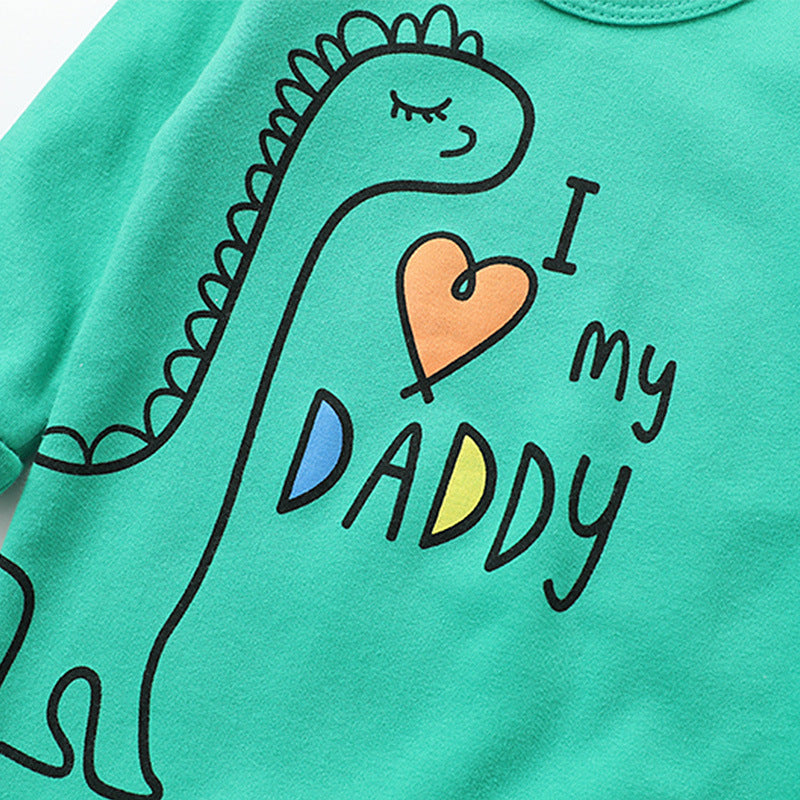 胸元の恐竜イラストと「I love my DADDY」ロゴが見えるグリーンベビーカバーオールのアップ
