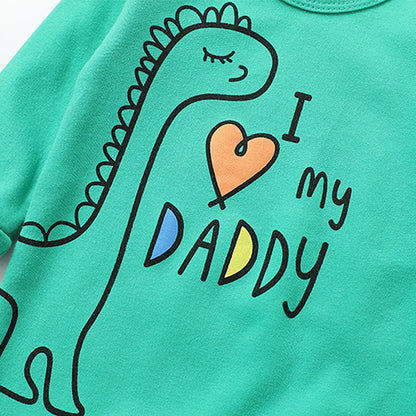 胸元の恐竜イラストと「I love my DADDY」ロゴが見えるグリーンベビーカバーオールのアップ
