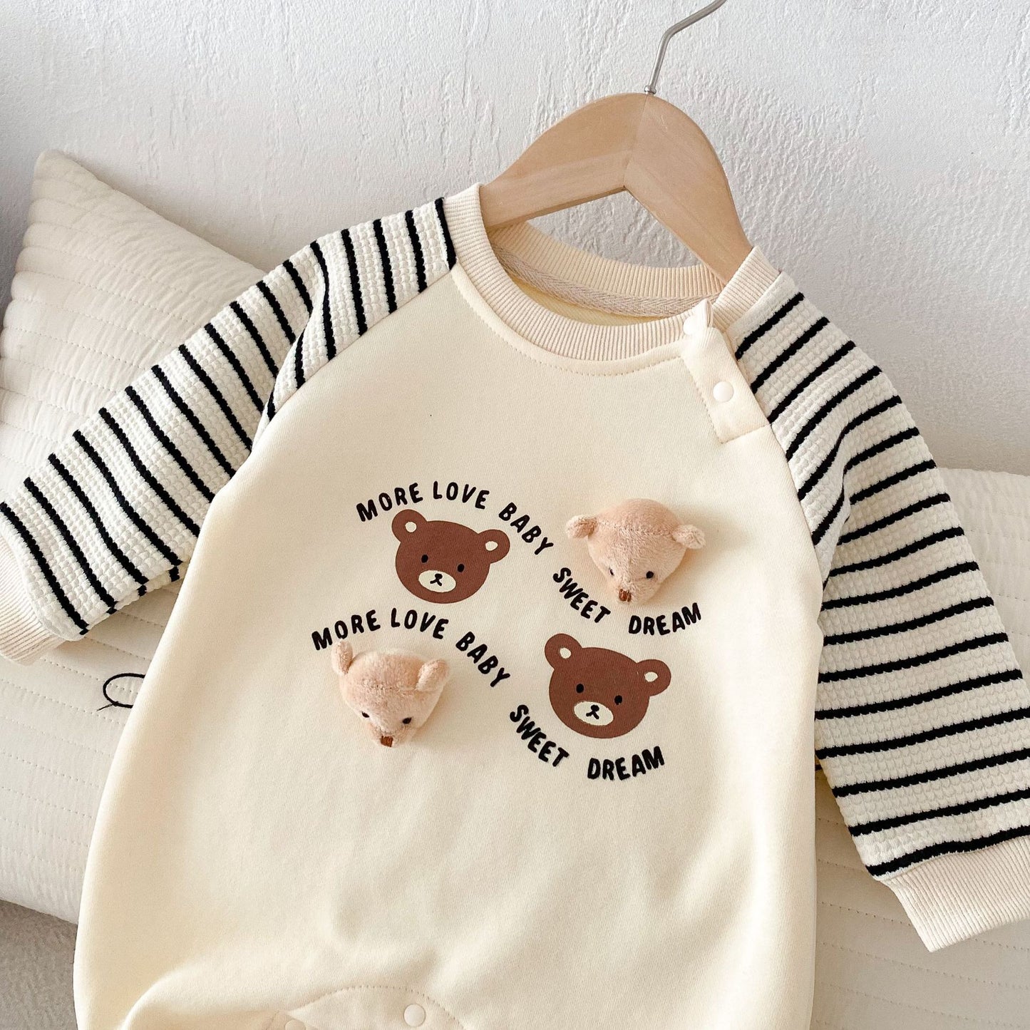 ボーダー柄スリーブとクルーネックが特徴のテディベア長袖ベビーカバーオール上半身ディテール
