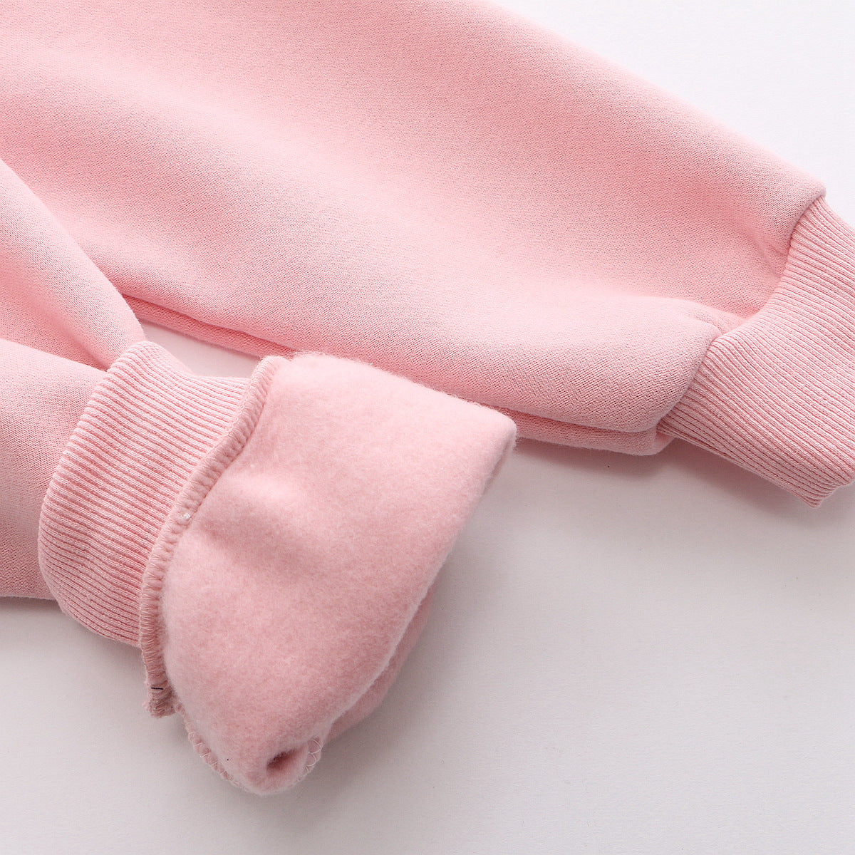 ゆったりとした身幅が伝わるルーズフィットフーディーの横からのシルエット
