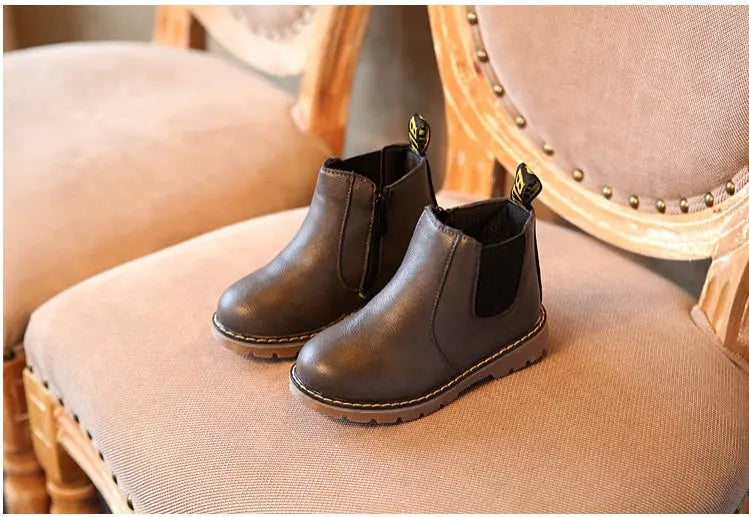 かかと側から見た黒色キッズレザーブーツのシルエット
