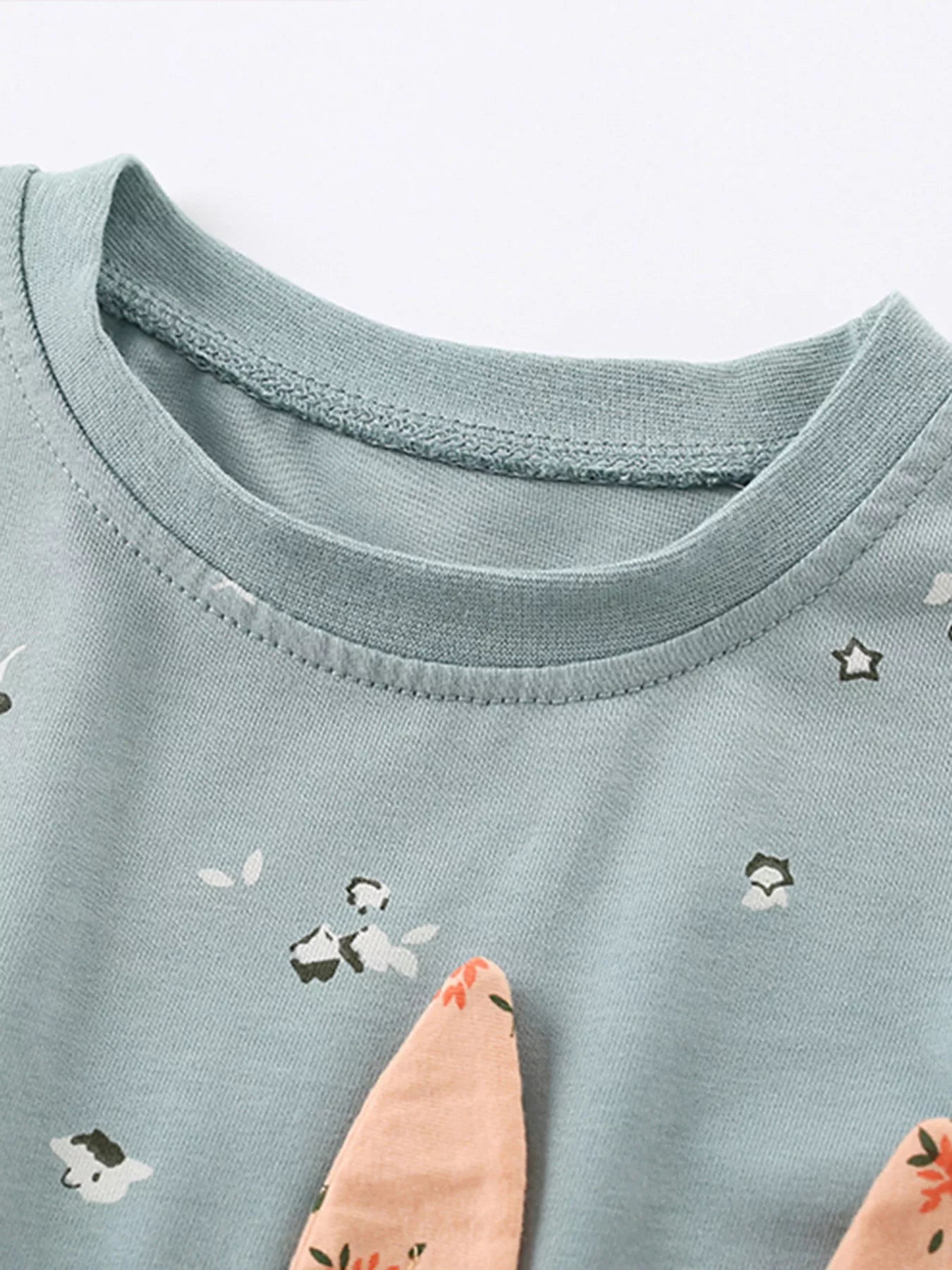 ブルーの子ども用長袖トップスのクルーネック部分アップ
