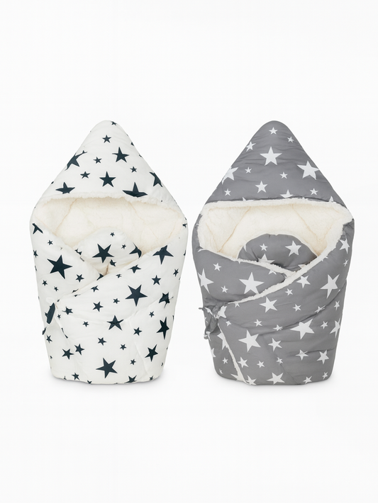 ホワイトとグレーの星柄ベビー純綿キルトおくるみを並べて置いた商品写真（ベビーおくるみ 星柄ブランケット 防寒）
