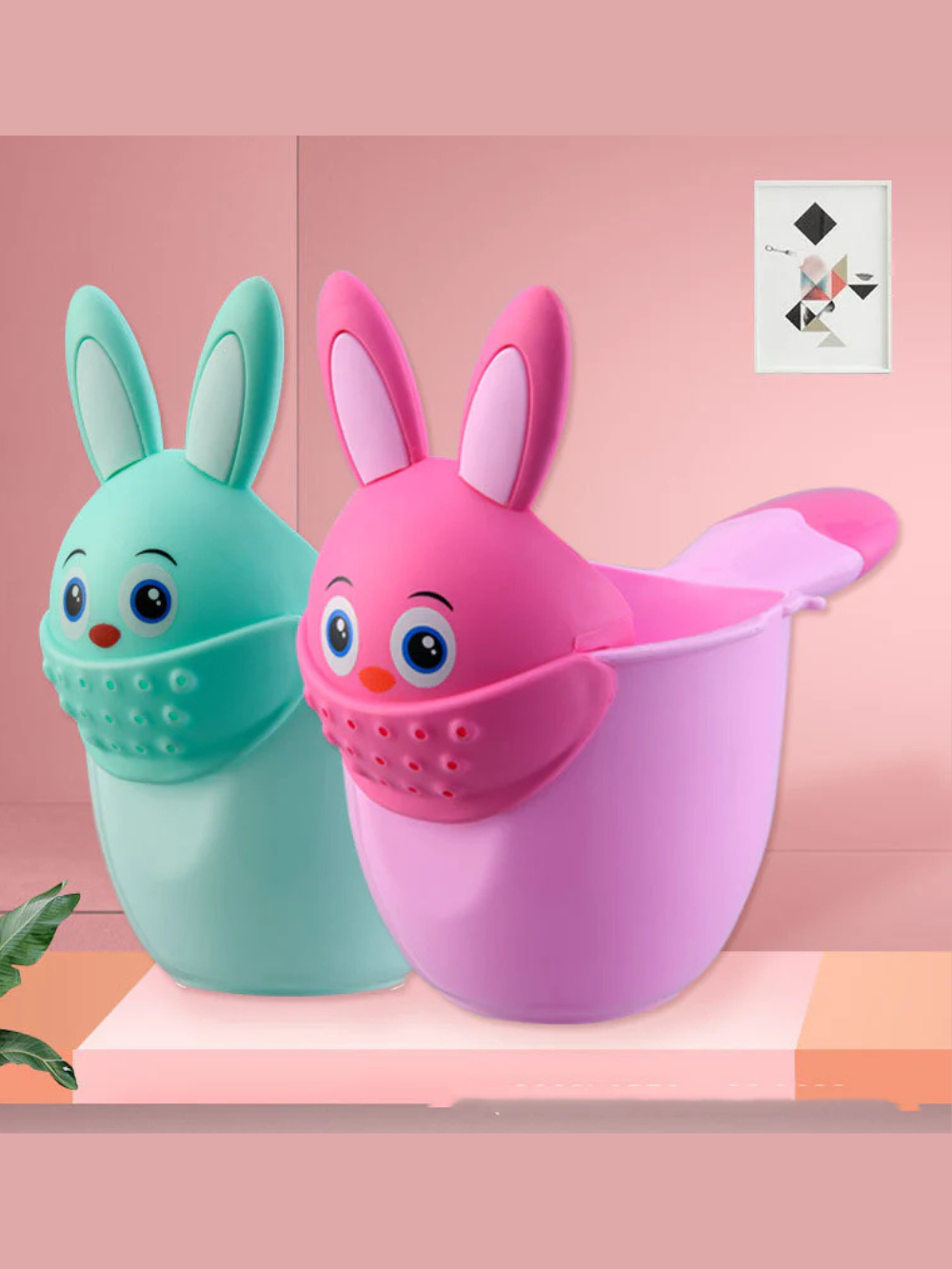 浴室カウンターに置かれたグリーンとピンクのシャンプーカップ（キッズバスグッズ）