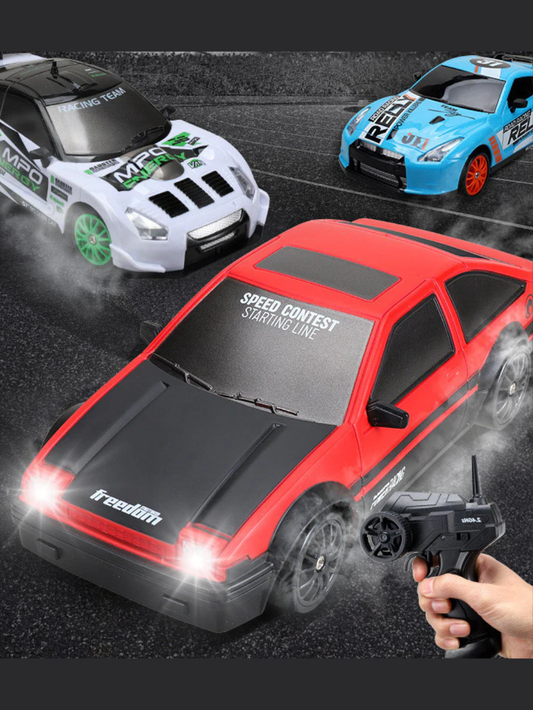 床を高速でドリフト走行する2.4GHz 4WD RCドリフトカー
