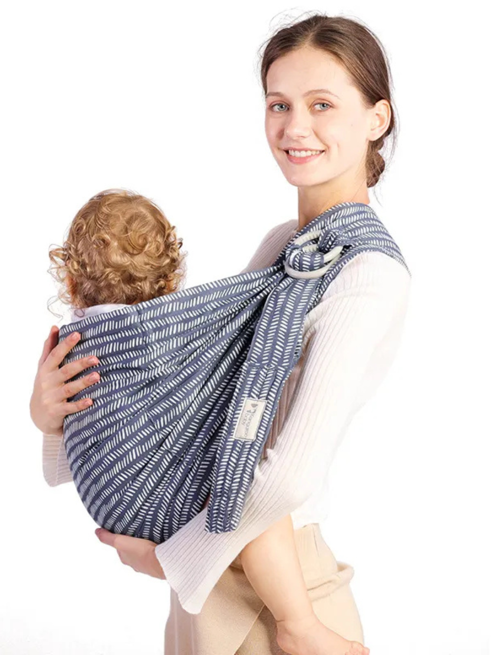 新生児横抱きリングスリングの着用イメージ 白背景（授乳ケープ兼用）
