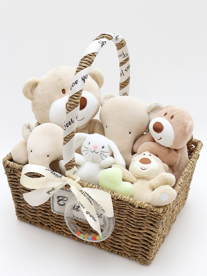 バスケットに詰められた新生児向けコットンぬいぐるみギフトセット全体

