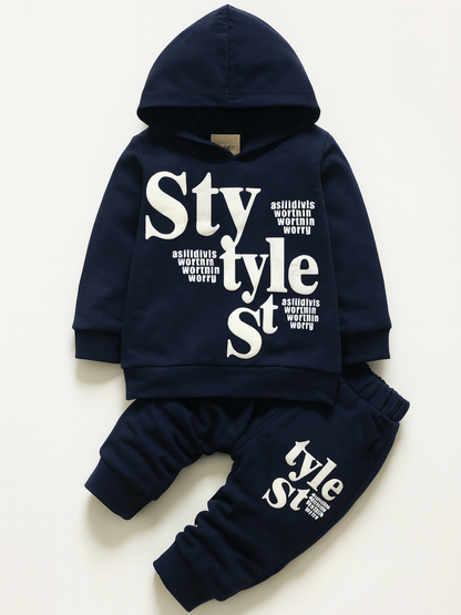 ネイビーカラーの子ども用レタープリントパーカーとパンツ上下セット
