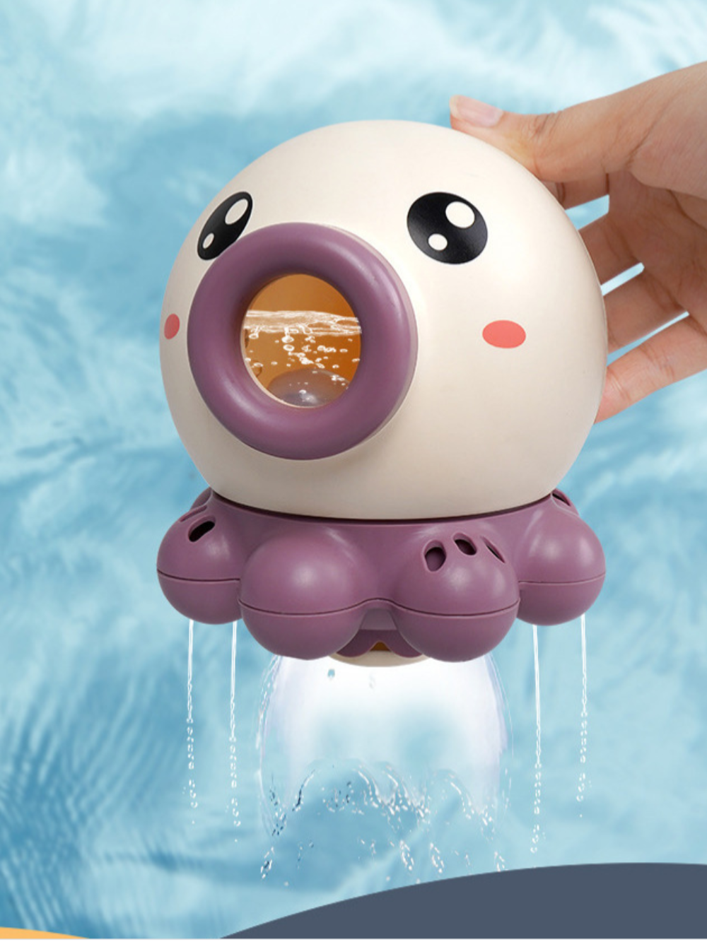 タコ型のバストイから水がスプレーされ赤ちゃんが笑顔で遊んでいるシーンの画像
