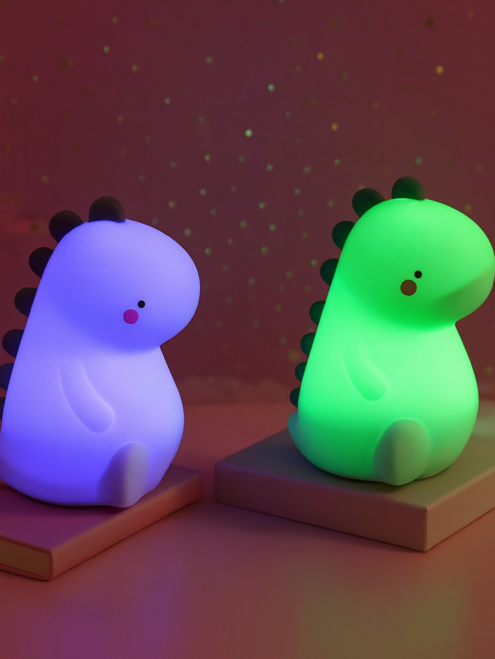 暗い部屋の中でやさしく光る2体の恐竜シリコンナイトライトが並んでいる様子
