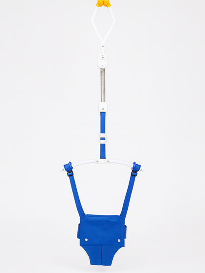 ブルーの吊り下げ式ベビージャンパーでジャンプする赤ちゃん（ベビージャンパー 歩行練習 室内遊具 ブルー）
