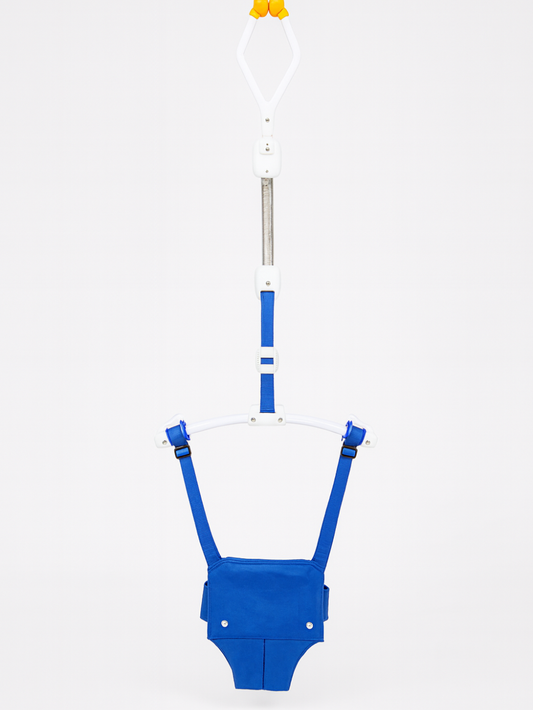 ブルーの吊り下げ式ベビージャンパーでジャンプする赤ちゃん（ベビージャンパー 歩行練習 室内遊具 ブルー）
