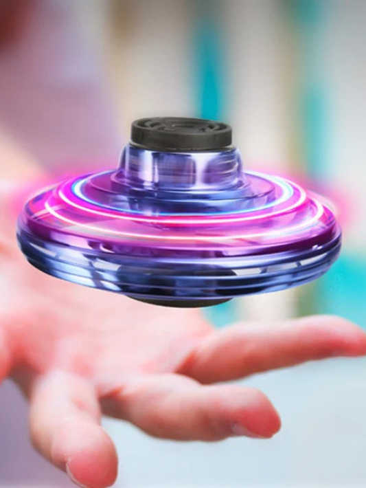 RGBライトが光るミニフィンガージャイロドローンを手のひらで飛ばしている様子
