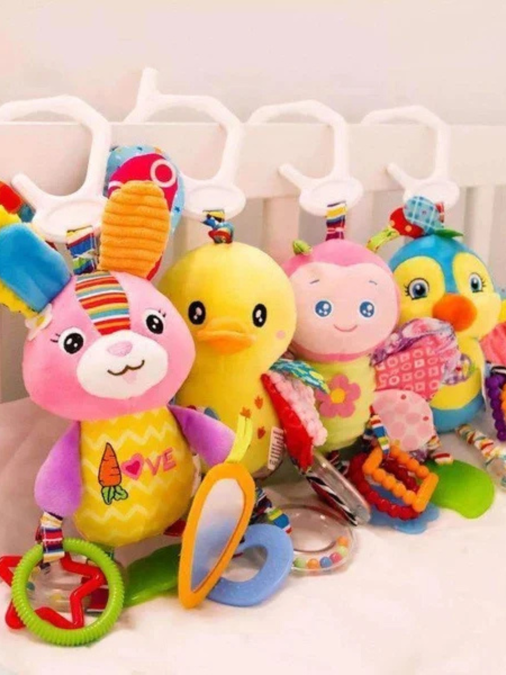 4種類のアニマル吊り下げおもちゃを並べたベビーカーアクセサリーの集合写真
