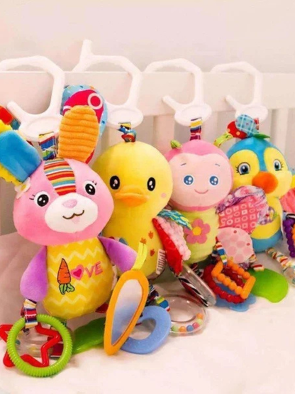 4種類のアニマル吊り下げおもちゃを並べたベビーカーアクセサリーの集合写真
