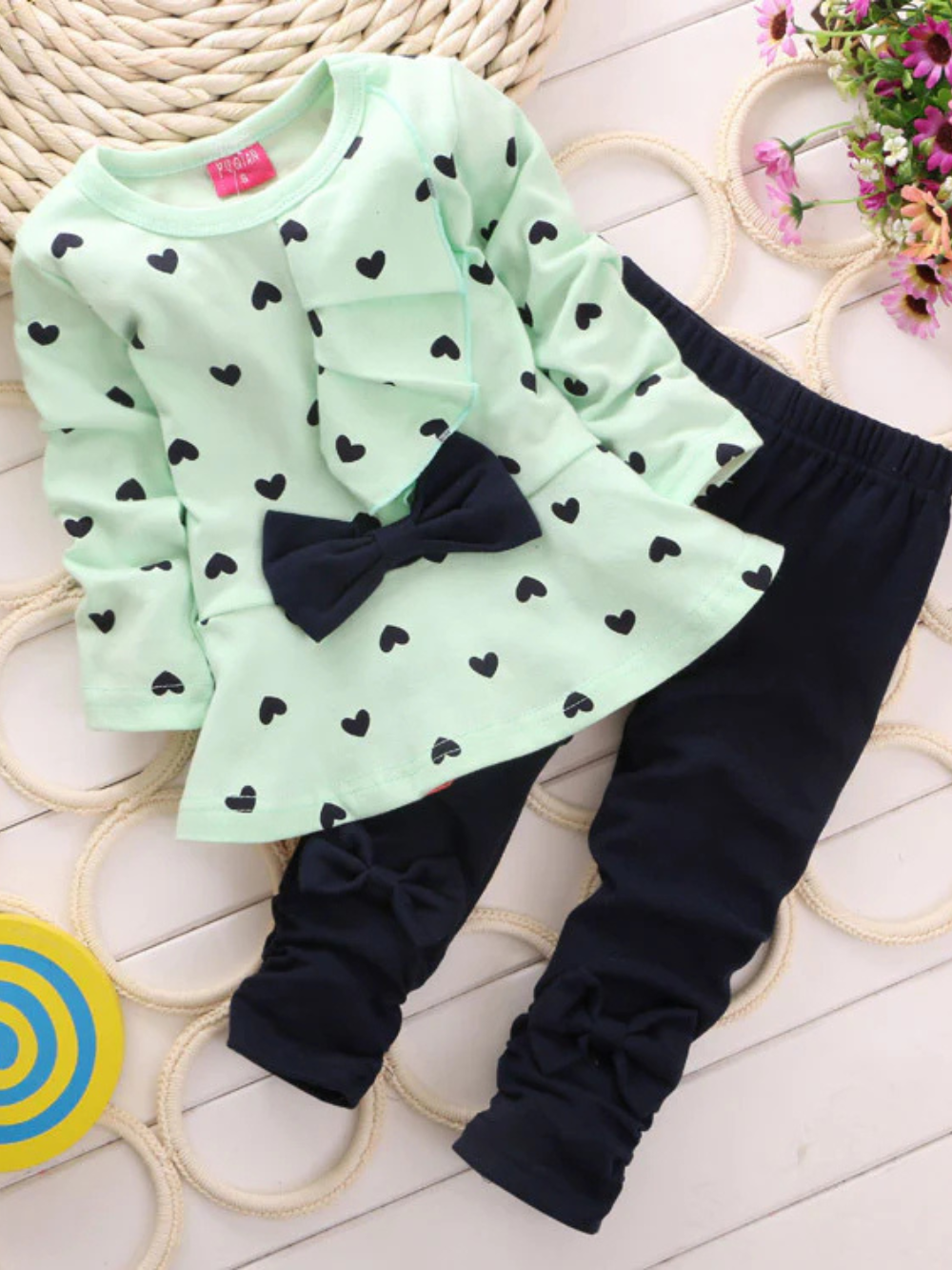 ライトグリーンの女の子用長袖トップス＆パンツセット 正面
