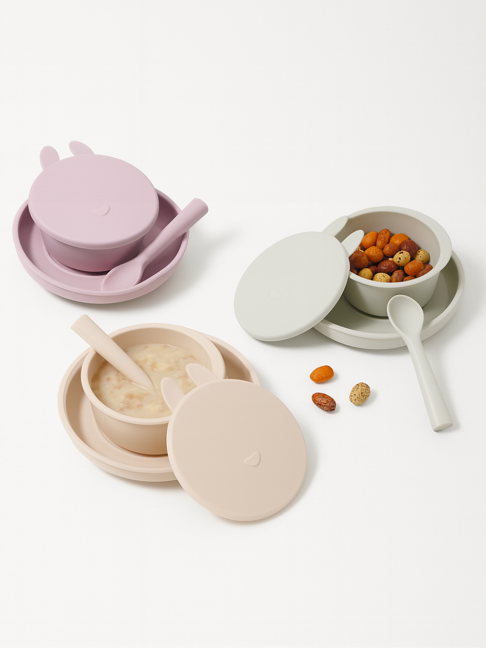 ピンク・グレー・ベージュのシリコンベビー食器セットに離乳食とおやつを盛り付けて並べた画像（シリコンベビー食器セット）

