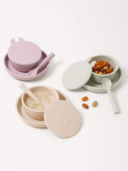 ピンク・グレー・ベージュのシリコンベビー食器セットに離乳食とおやつを盛り付けて並べた画像（シリコンベビー食器セット）
