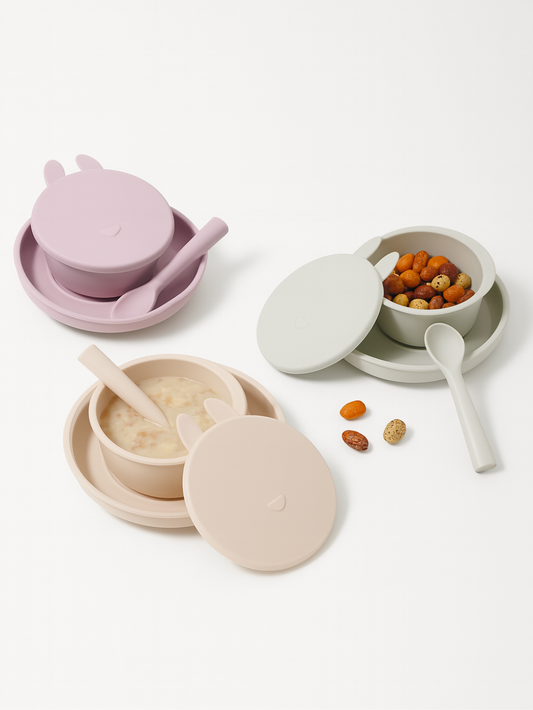 ピンク・グレー・ベージュのシリコンベビー食器セットに離乳食とおやつを盛り付けて並べた画像（シリコンベビー食器セット）
