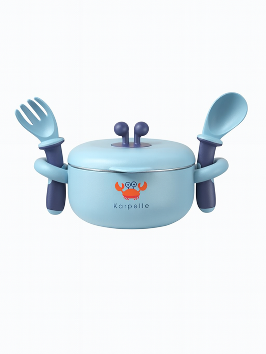 ブルーのステンレスインナー付きベビー補完食ボウルとカトラリーセットを台座に載せた画像（ステンレスベビー食器セット）
