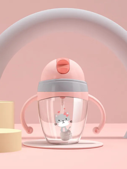 ピンクのハンドル付きひょうたん型トライタンベビー水筒を正面から大きく写した画像（ベビー水筒）
