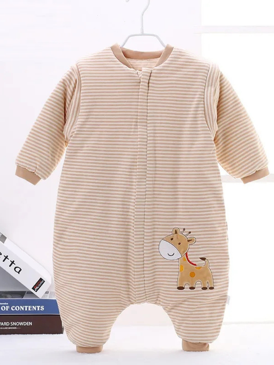 鹿プリント付きベビー中綿カバーオールの正面全体デザイン
