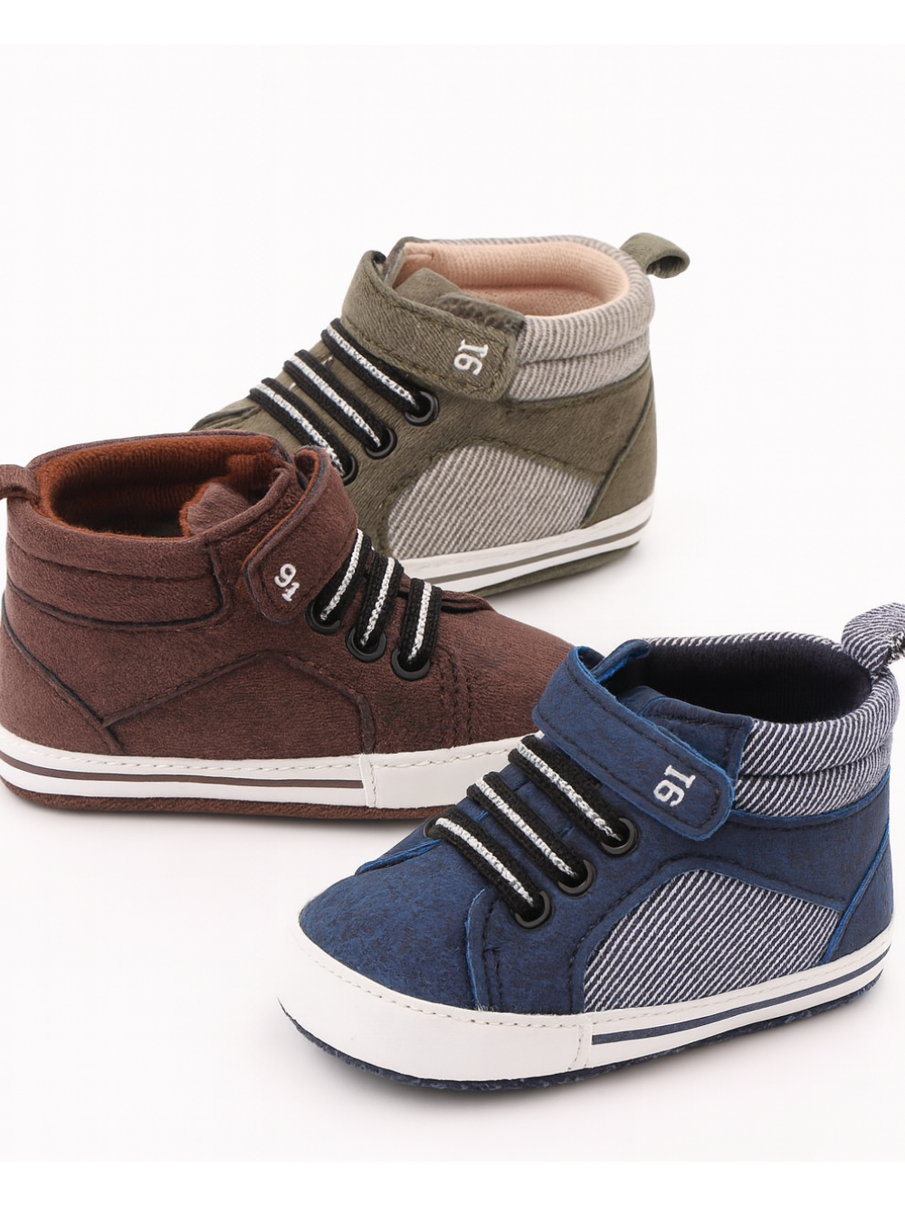 素材ハイカットスニーカーを並べたトップビュー
