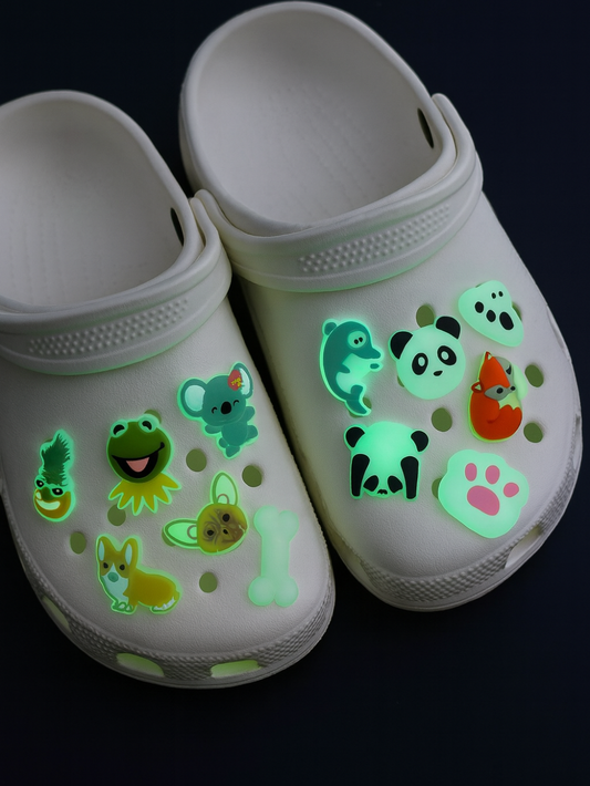 白いサンダルのつま先部分に複数の蓄光アニマルシューズチャームを付けたイメージ写真
