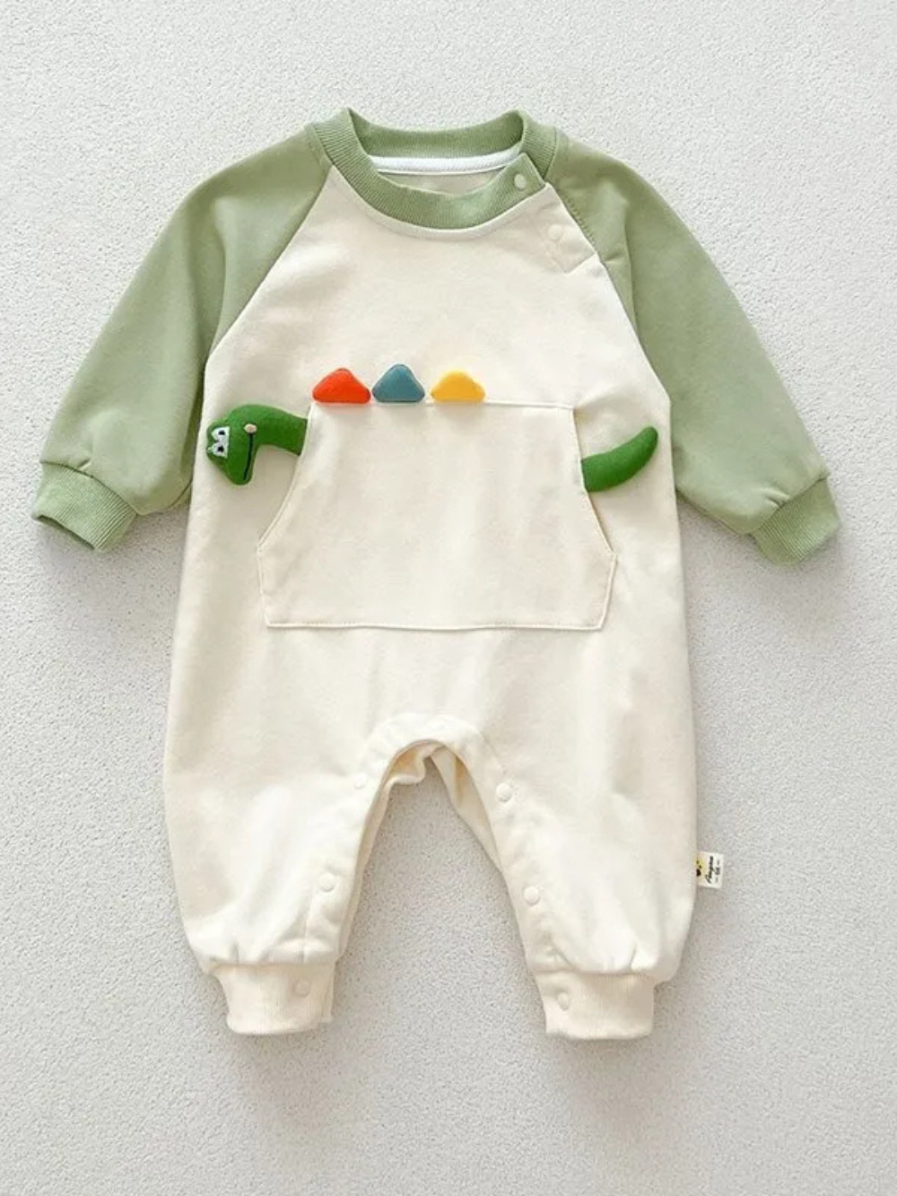 グリーンスリーブの韓国風長袖ベビーカバーオールを正面から撮影した全体画像
