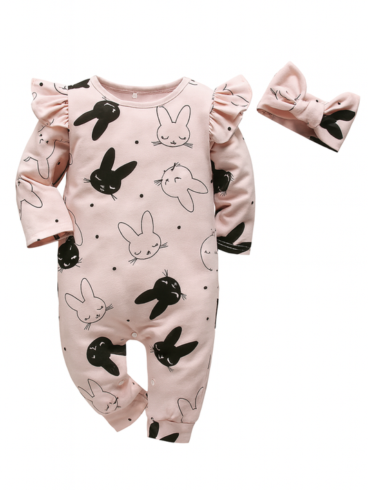 うさぎ柄が全面にプリントされたフリル付き長袖ベビージャンプスーツとおそろいリボンヘアバンド
