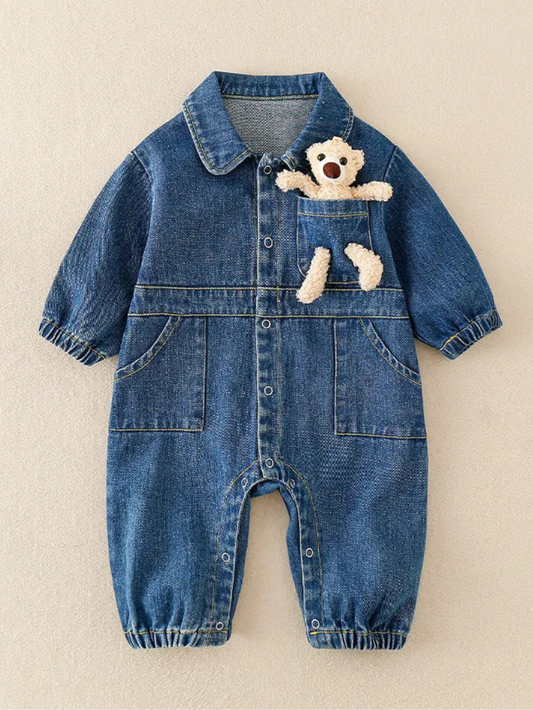 テディベア付き胸ポケットがあるブルーデニム長袖ベビージャンプスーツ正面
