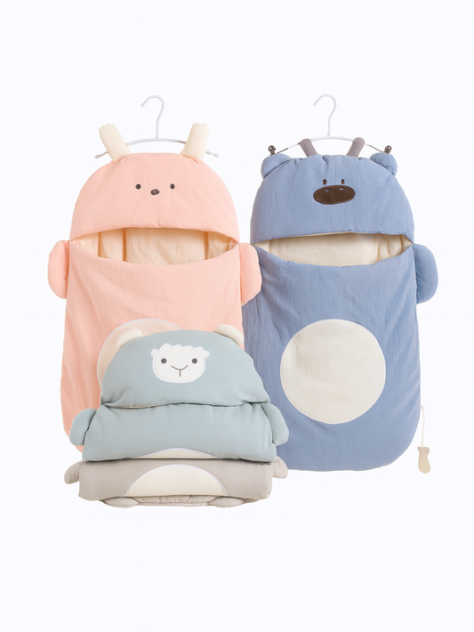 4色のカートゥーンアニマル新生児ベビー寝袋を並べて置いた商品イメージ写真（ベビー寝袋・スリーピングバッグ）
