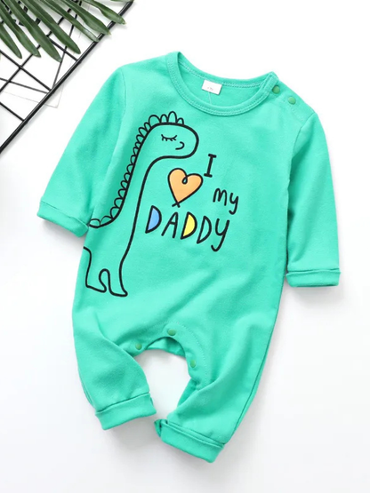 恐竜とハートデザインが入ったグリーンカラーのベビー長袖カバーオール全体
