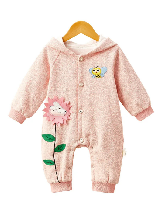 フード付きでミツバチと花モチーフが付いたピンクベビー長袖ジャンプスーツ前面
