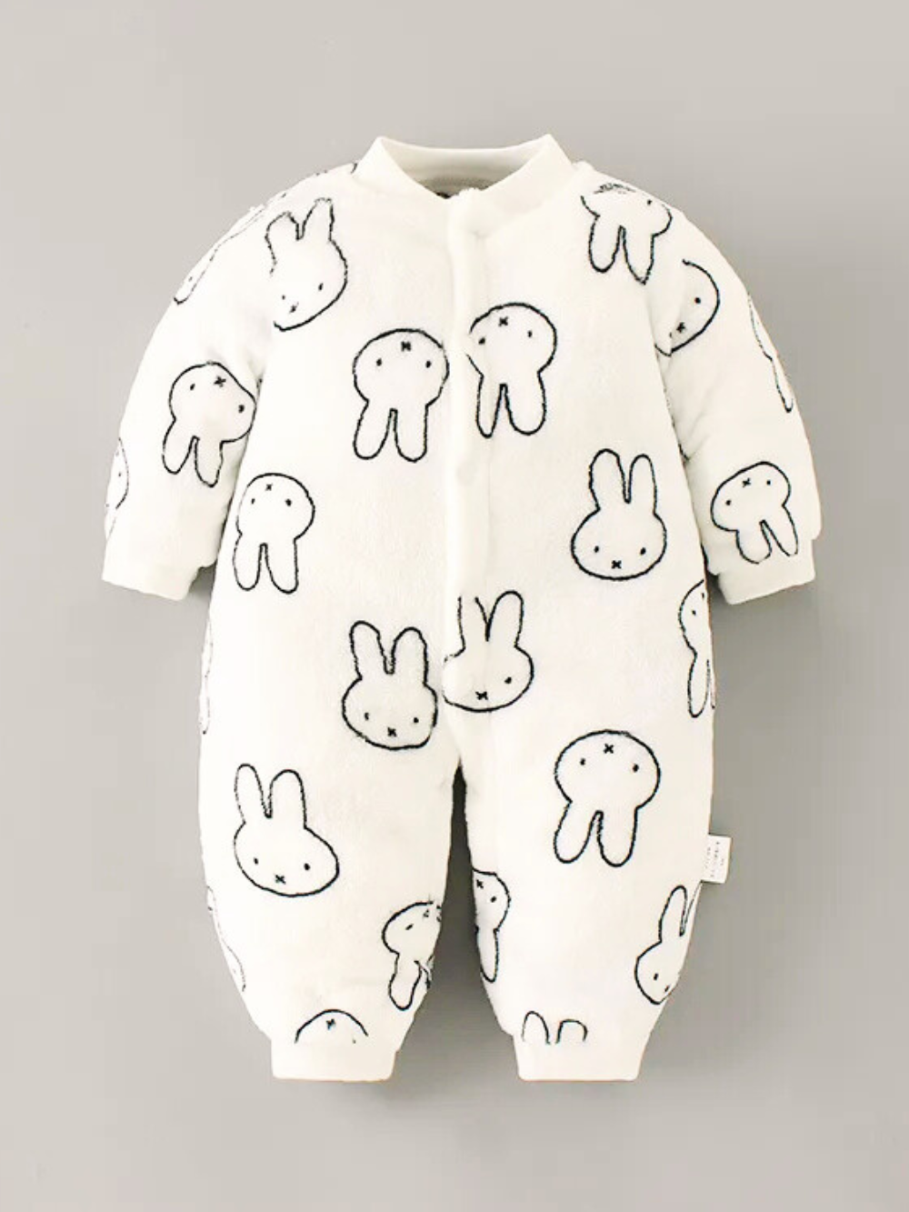 うさぎモチーフ柄が散りばめられたミッフィ風デザインのフランネルベビー長袖カバーオール
