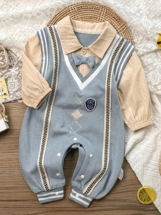 ベスト風デザインのブルー長袖ジャンプスーツとベージュシャツを組み合わせた男の子おめかしコーデ全体
