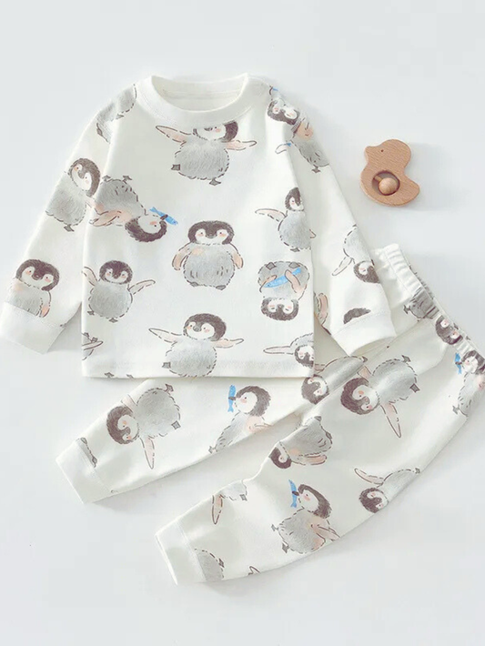 ペンギン総柄の長袖トップスとロングパンツの子ども用インナー上下セット平置き画像
