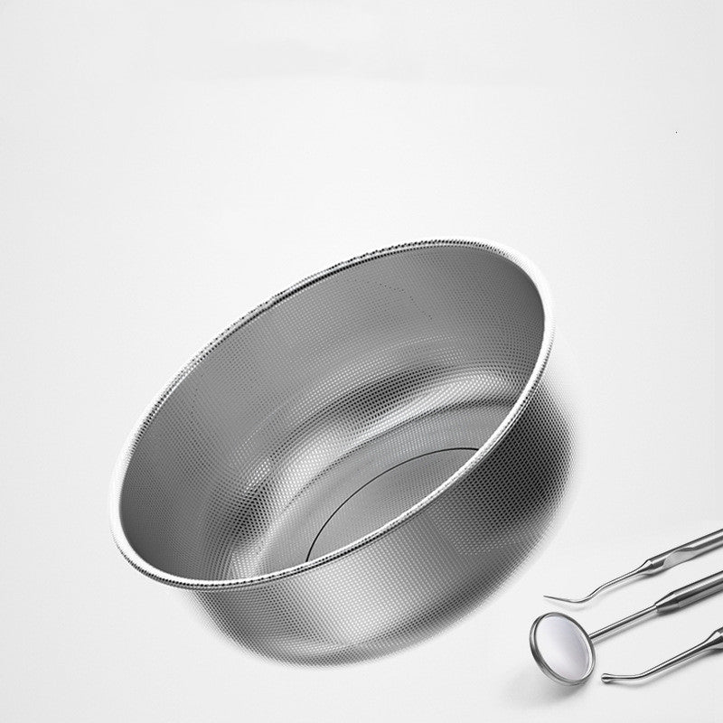 レッドのベビー補完食ボウルにフタを閉めカトラリーを立てて配置した画像（ステンレスベビー食器セット）
