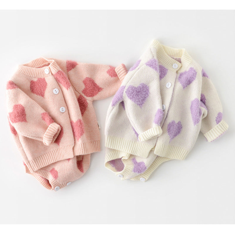 股下スナップボタン部分を強調したベビーロンパースのディテール画像  
