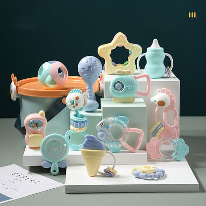 月と雲のモチーフスタンドに吊るされたラトルおもちゃ
